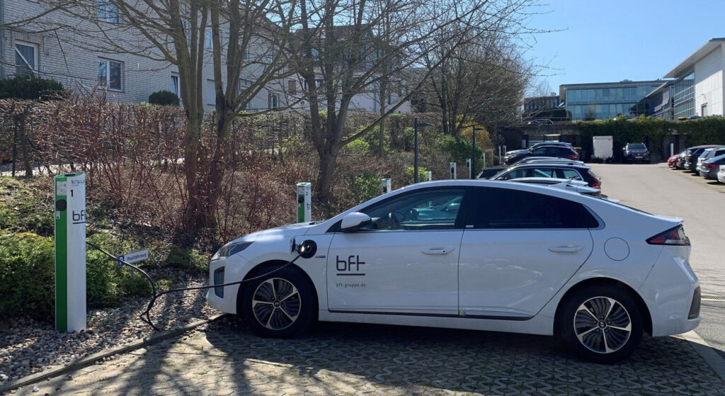 Ein Elektrofahrzeug steht zum Laden an einer BFT Ladestation