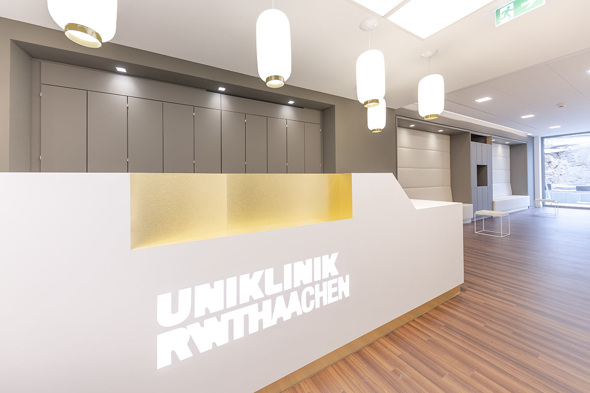 Ein Foto der Rezeption des Franziskushospitals für Radiologie der Uniklinik RWTH Aachen von innen fotografiert