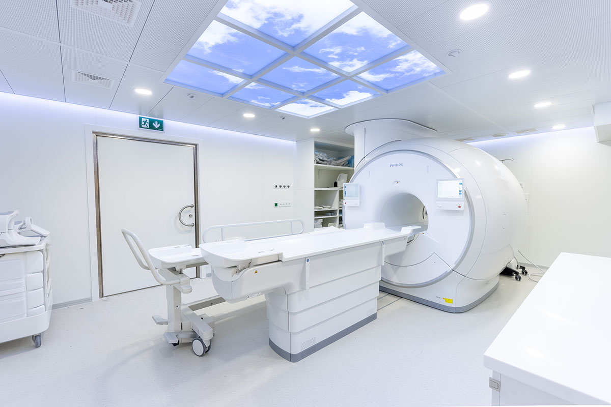 Ein Foto eines Behandlungszimmers des Franziskushospitals für Radiologie der Uniklinik RWTH Aachen von innen fotografiert