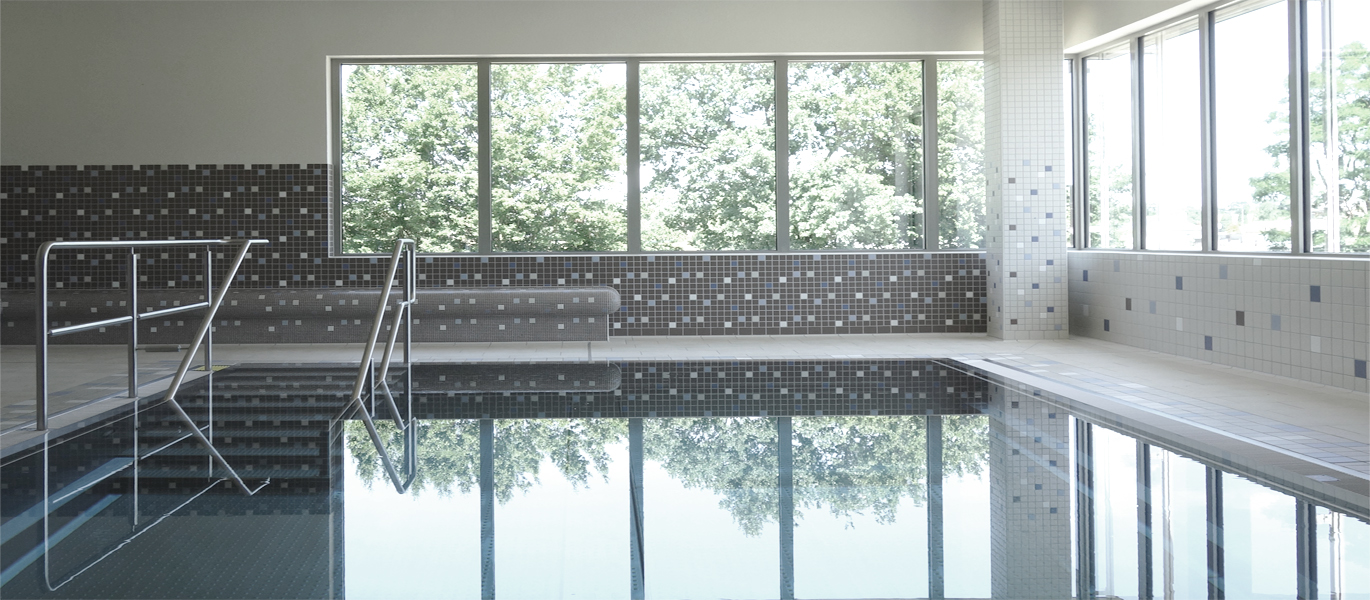 Ein Foto des Schwimmbads der Klinik Bosse in Wittenberg der Alexianer Sachsen-Anhalt Einrichtungen von innen fotografiert