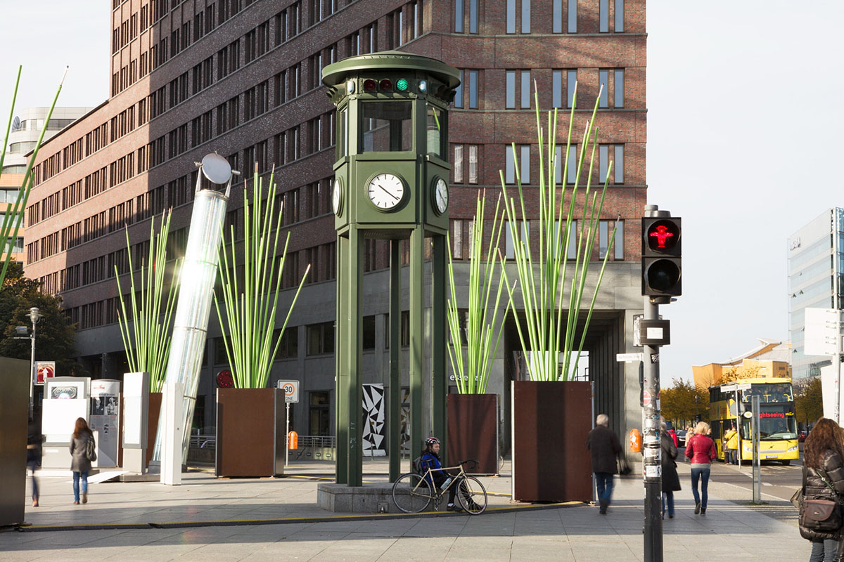 Ein Foto der Verkehrsanlagen der Alliander Stadtlicht AG in Berlin auf dem Gehweg