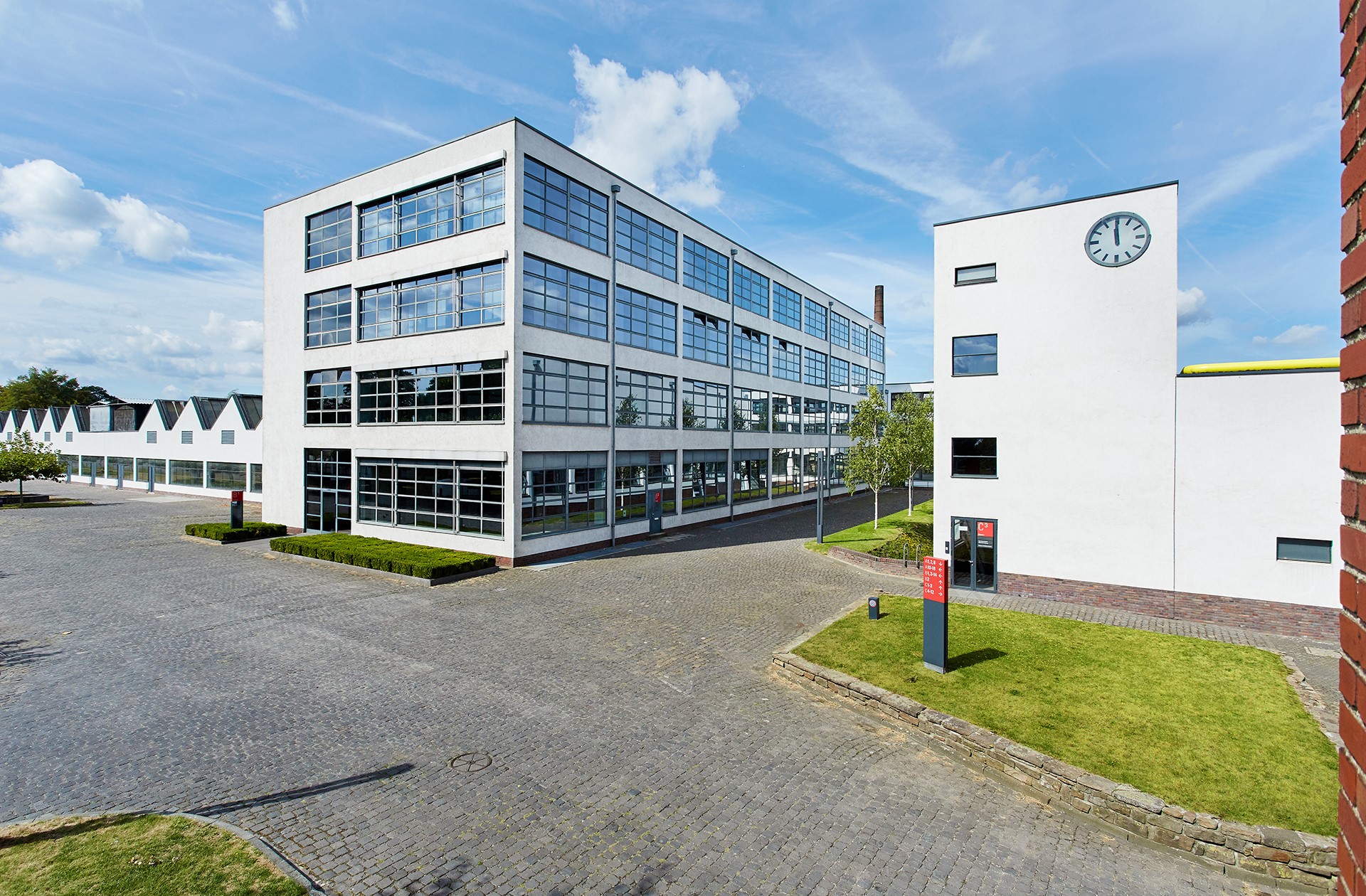 Ein Foto des Büros und Uhrenturms vom Mies van der Rohe Business Park in Krefeld von außen fotografiert