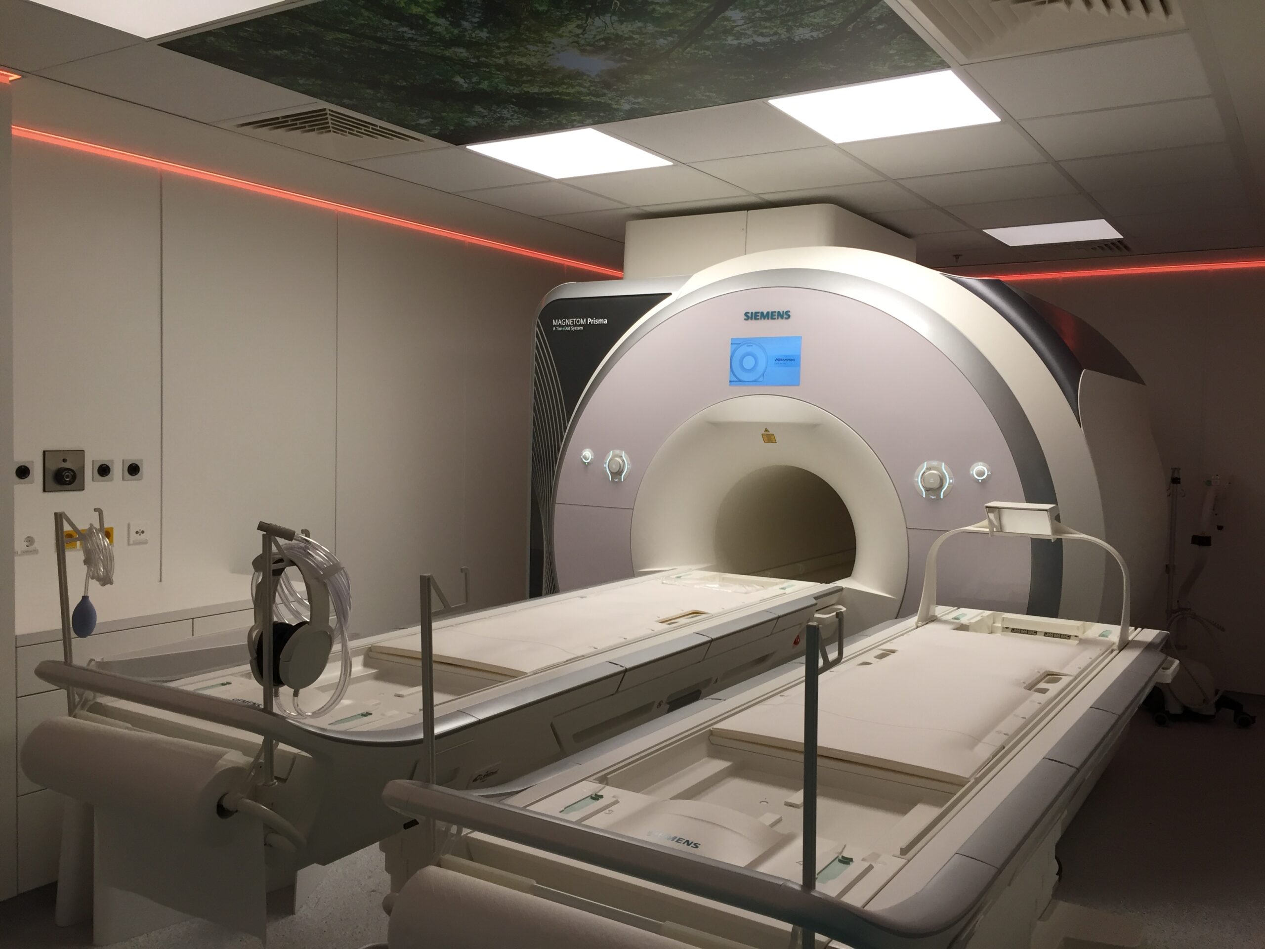Ein Foto eines Behandlungszimmers im Lichthof für Neurologie der Uniklinik RWTH Aachen von innen fotografiert
