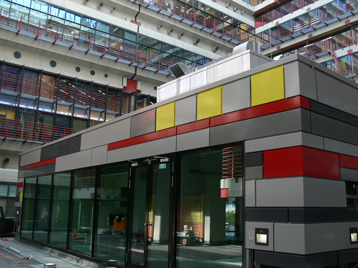 Ein Foto der Containeranlage im Lichthof 3 der Uniklinik RWTH Aachen im Bereich Neurologie