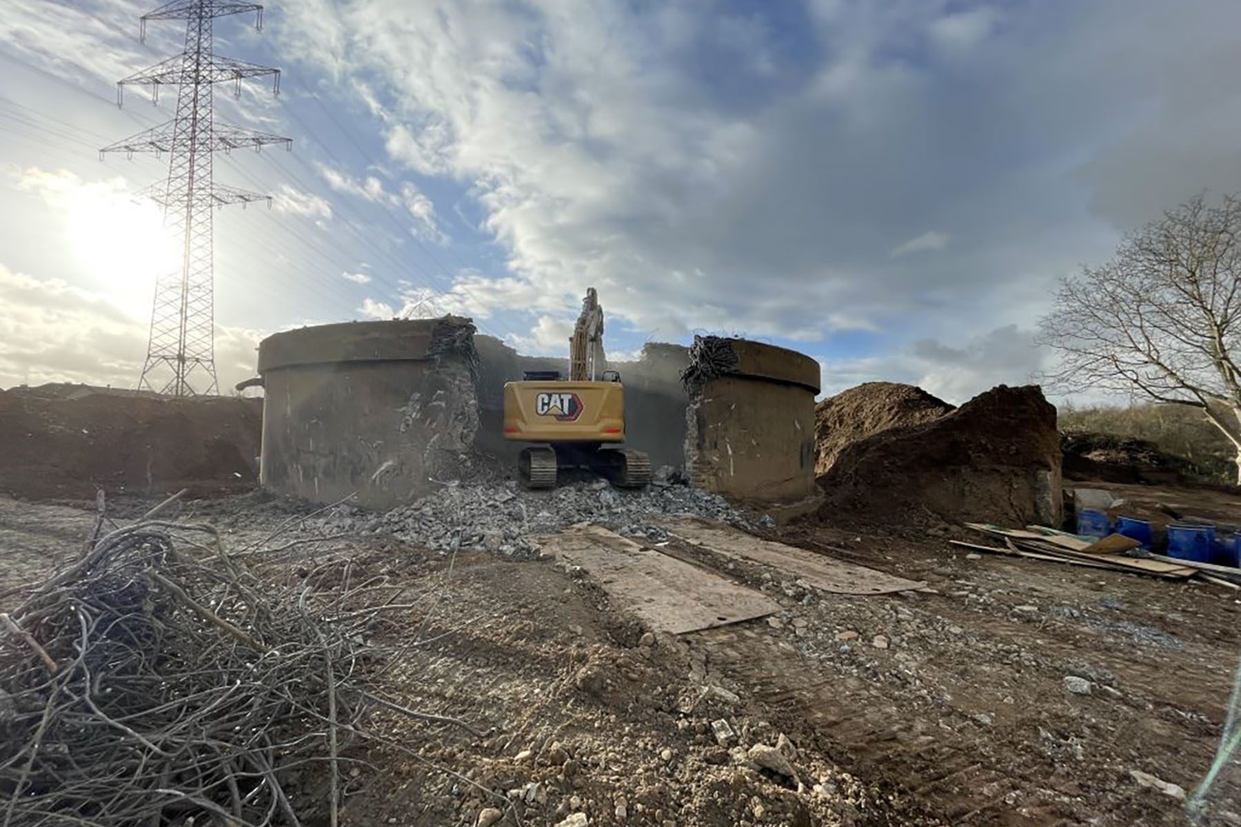 Ein Bagger beim Abbriss eines alten Wasserwerks in Düren