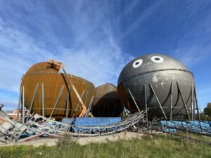Blick auf die Aachener Gasballons in der Rückbauphase.